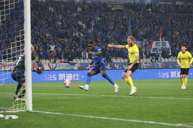 星空体育-马路组合发威申花仍需B计划 阿兰两中框打动伊万？